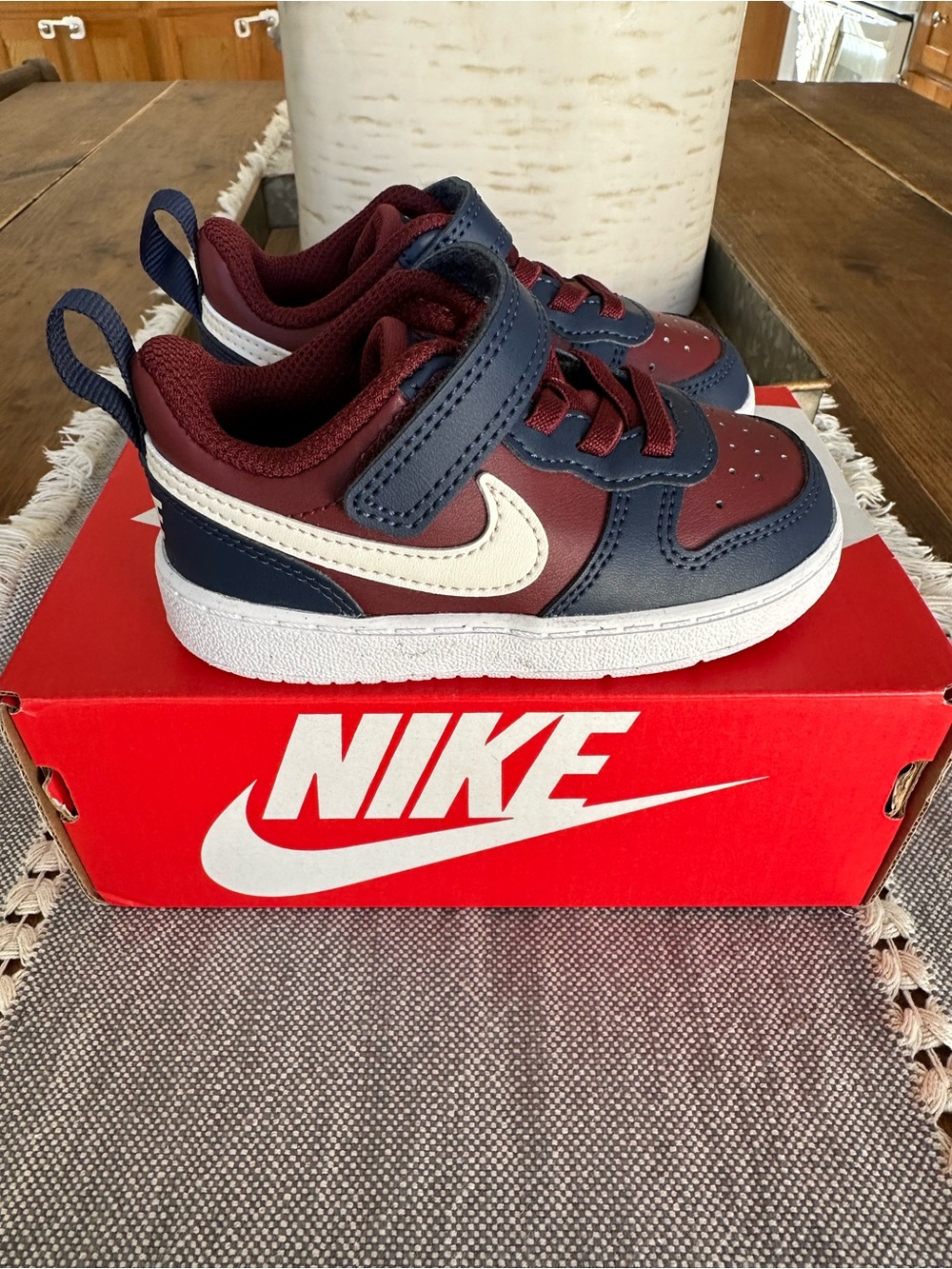 Nike Kids Low-Top Sneaker in Maroon, Navy and White